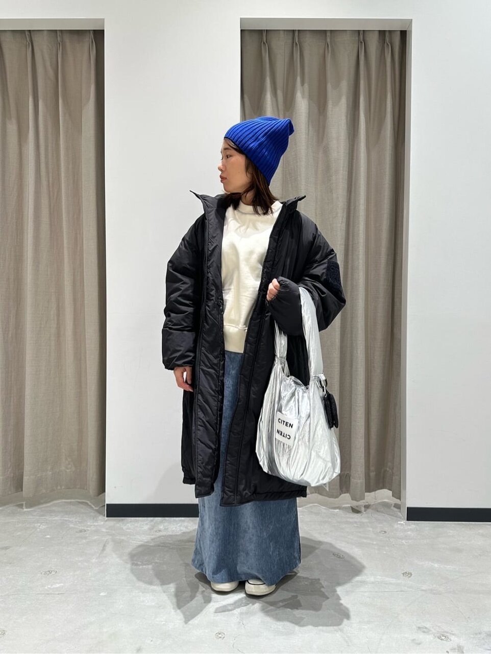 黒のダウンコート×ロイヤルブルーのニット帽のコーデ