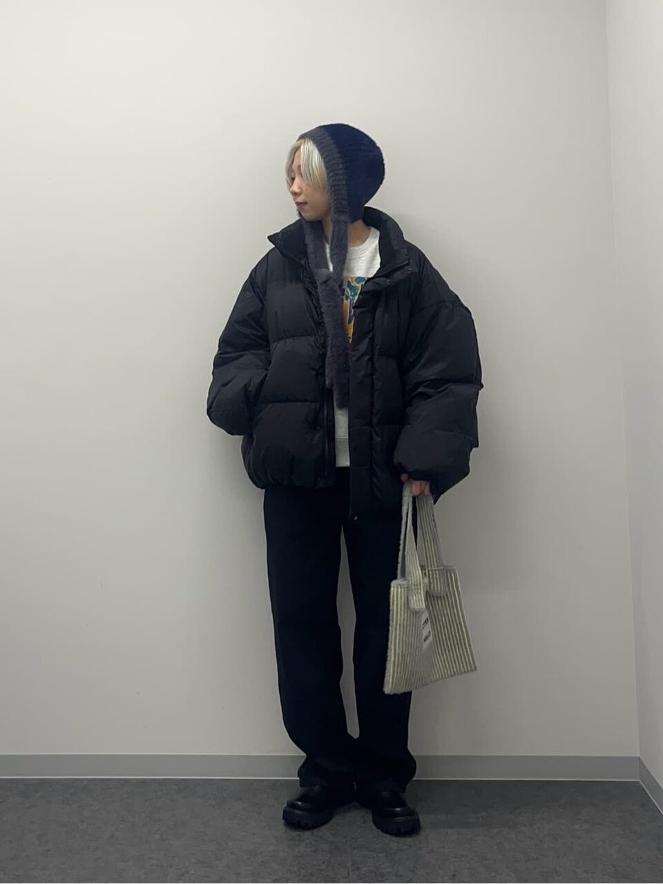 黒のダウンブルゾン×ネイビーのニット帽のコーデ