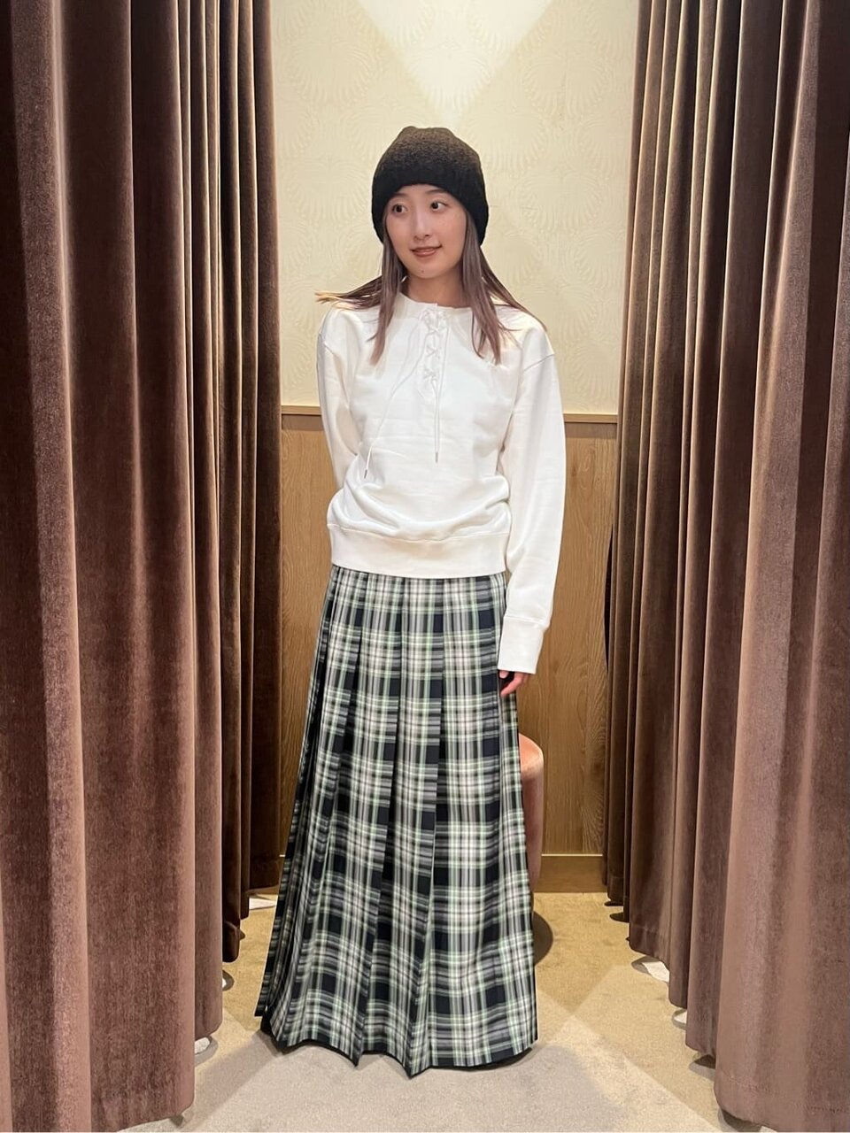 チェック柄のスカート×ブラウンのニット帽のコーデ