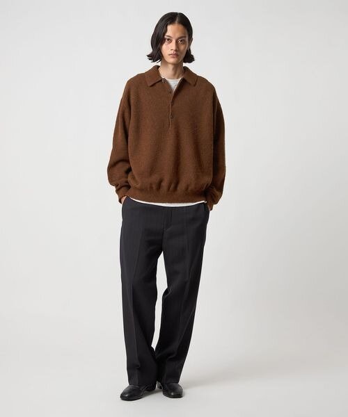 Tシャツにニットをあわせた男性