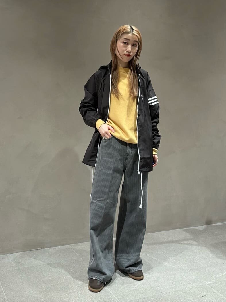 スウェットとウィンドブレーカーのコーデ