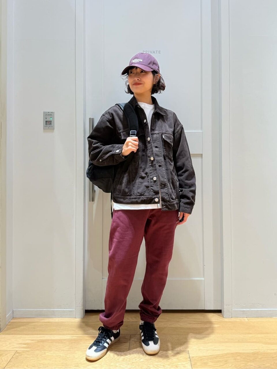 Tシャツとコーデュロイジャケットのコーデ