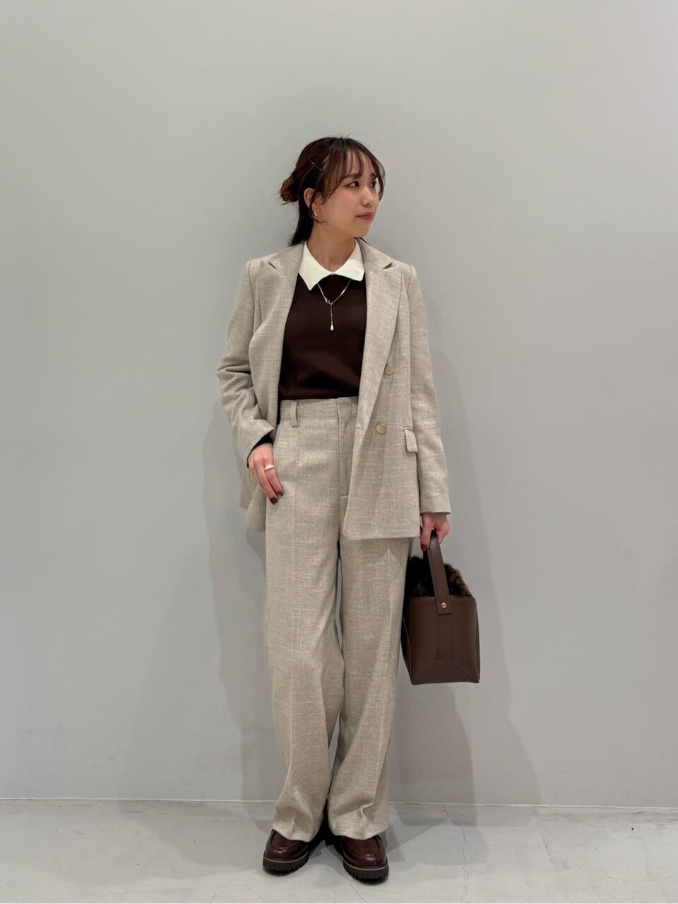 ニットとジャケットのコーデ