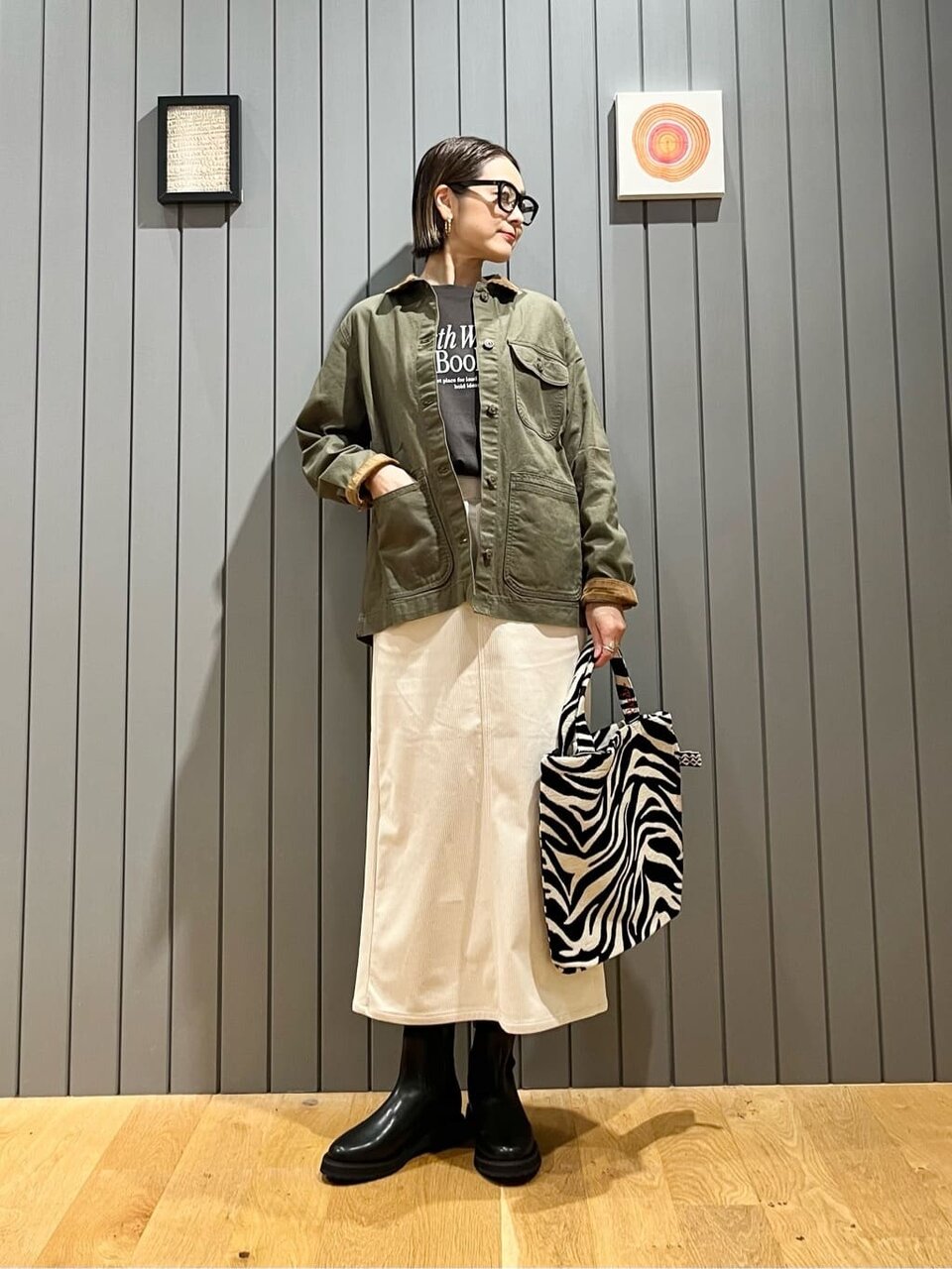 Tシャツとキャンバスコートのコーデ