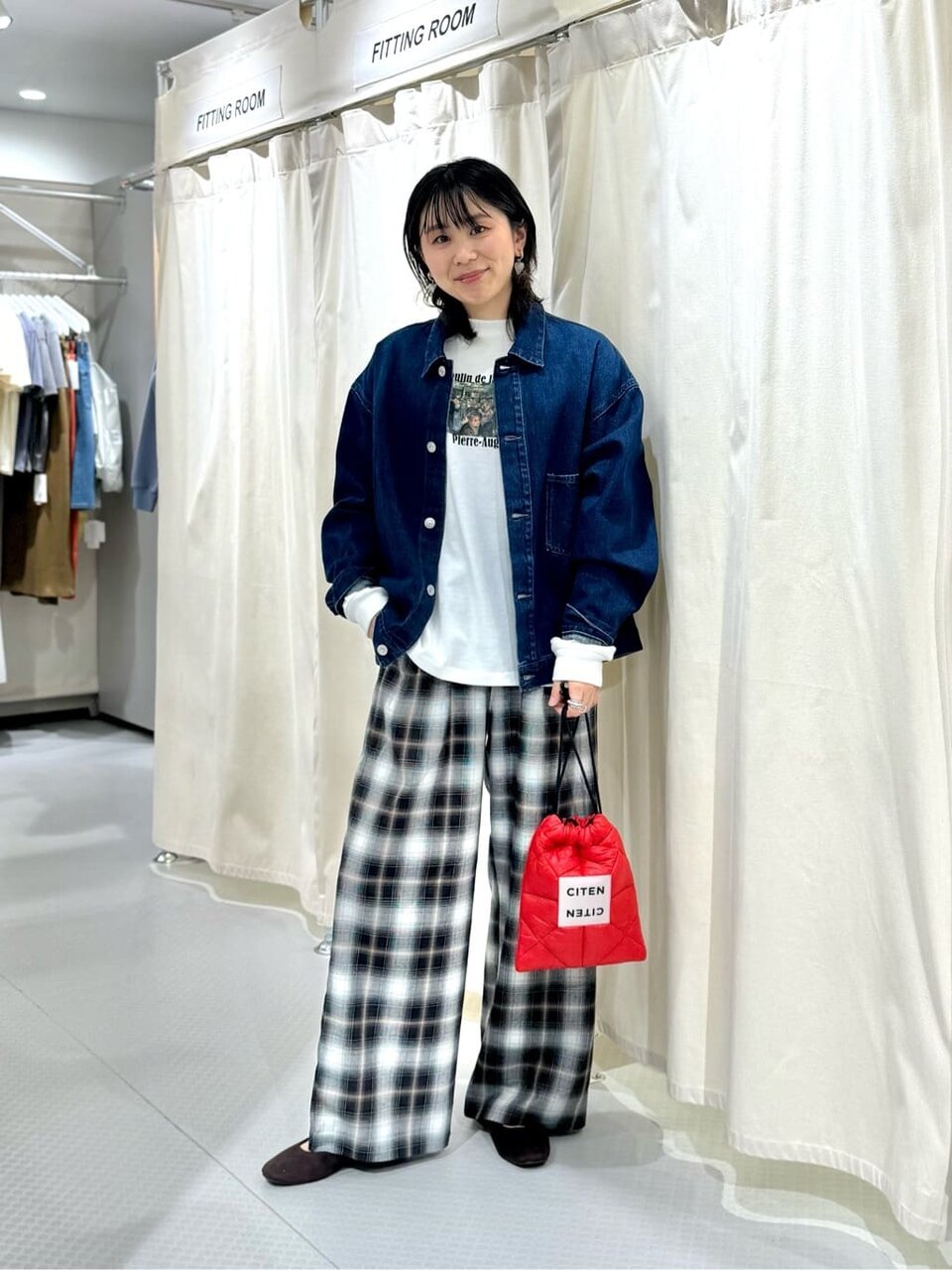 グラフィックTシャツとデニムジャケットのコーデ