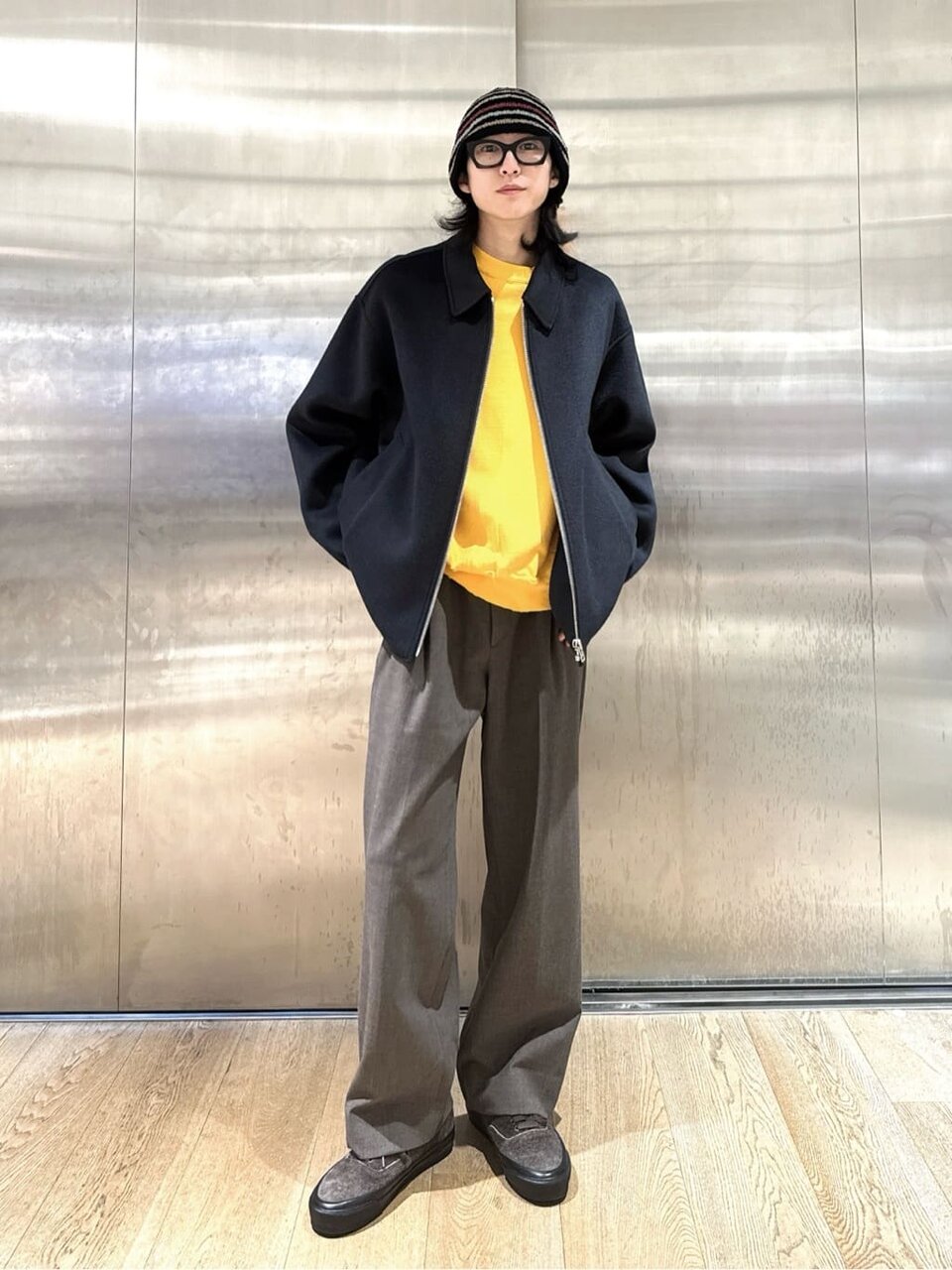 ショートブルゾンとイージーパンツのコーデ