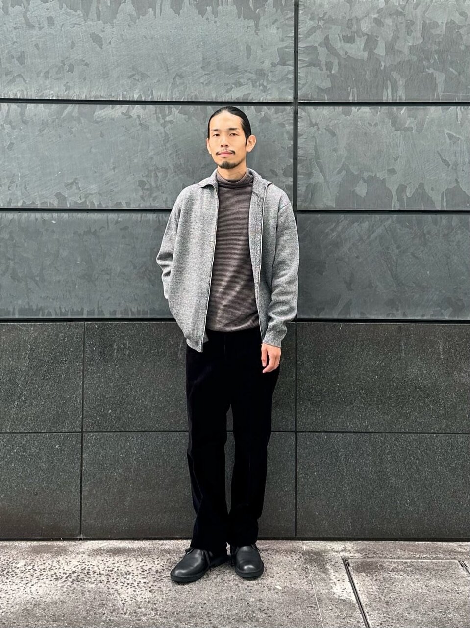 ドライバーズニットとコーデュロイパンツのコーデ