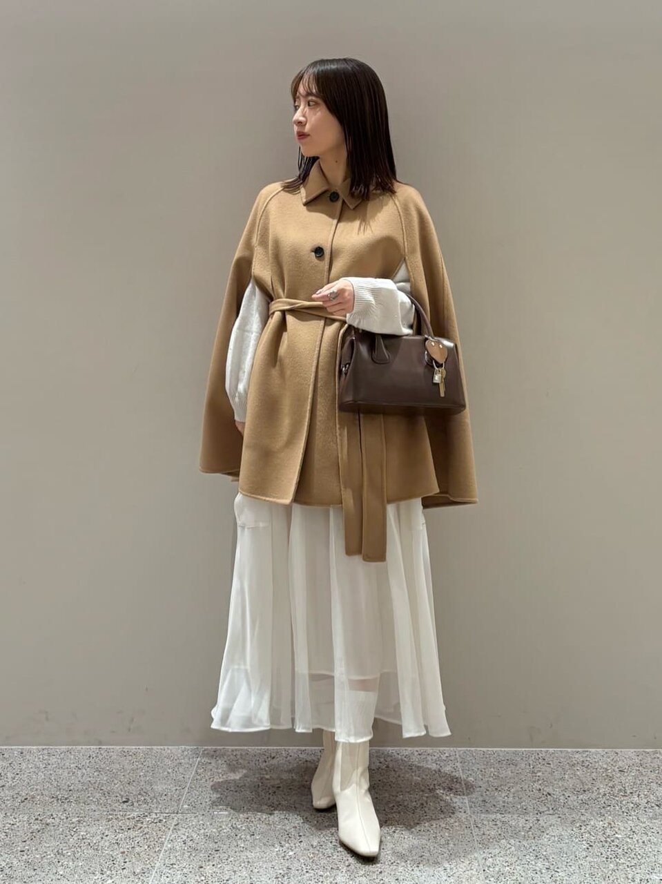 ケープコートとプリーツスカートのコーデ