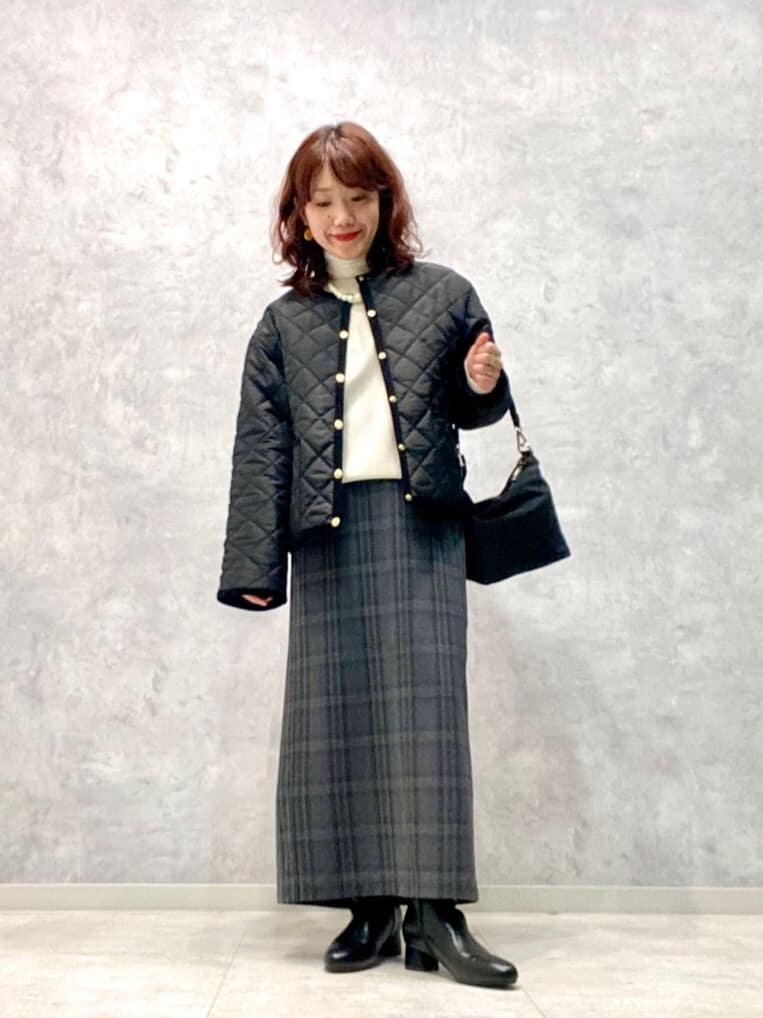 キルティングコートとタイトスカートのコーデ