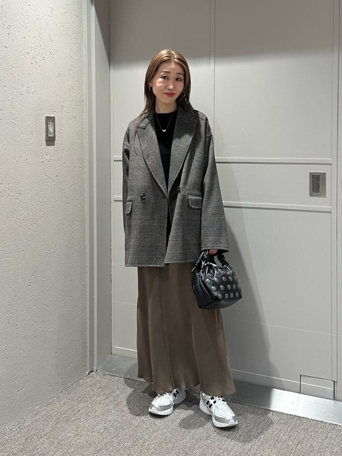 テーラードコートとマーメイドスカートのコーデ