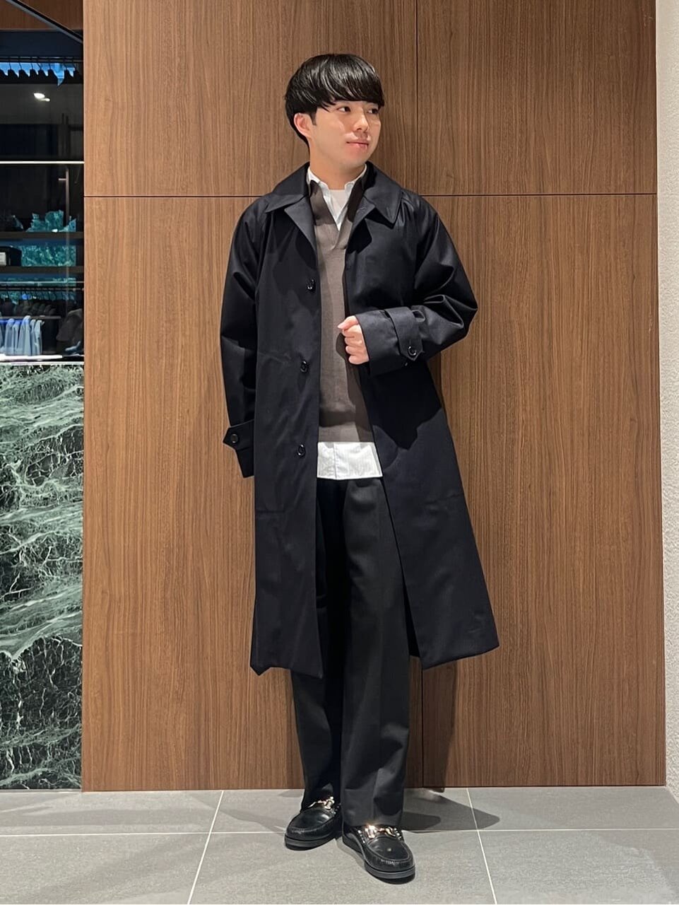 トレンチコートを着た男性