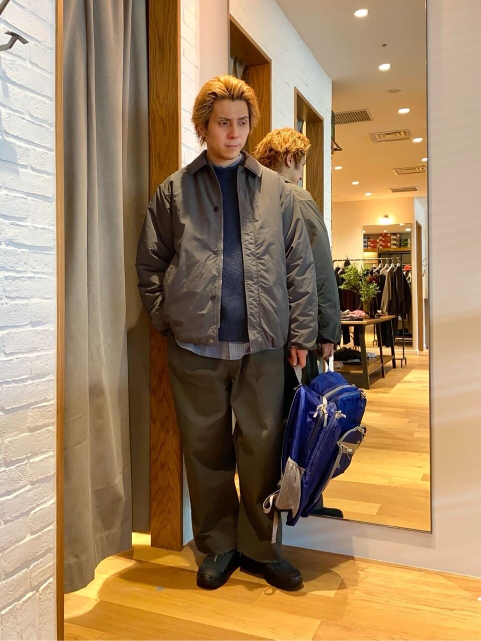 バッグを持った男性