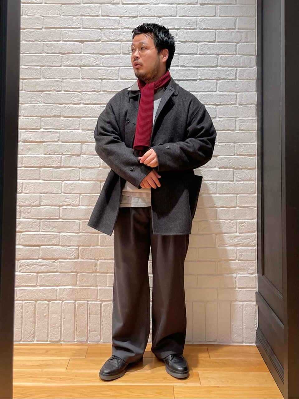 ワインレッドのマフラーをした男性