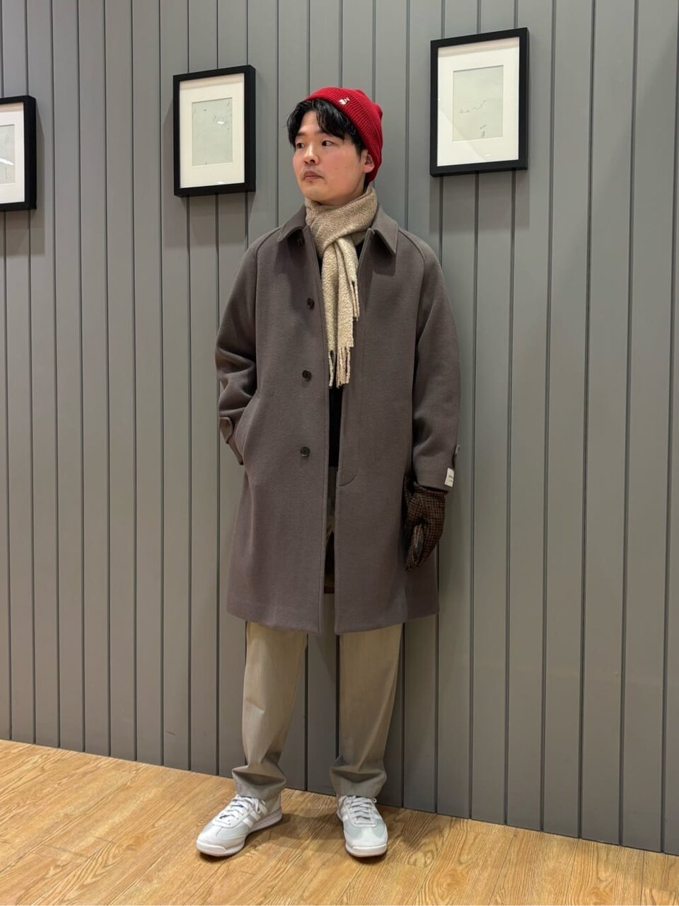 ダークブラウンの手袋をした男性