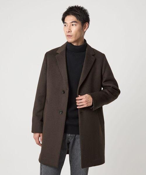 チェスターコートを着た男性