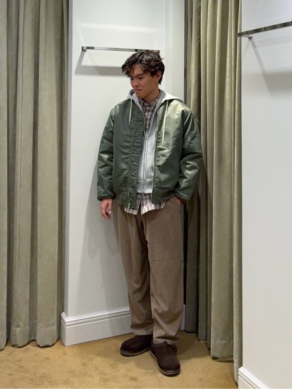 オリーブカラーのパンツをはいた男性