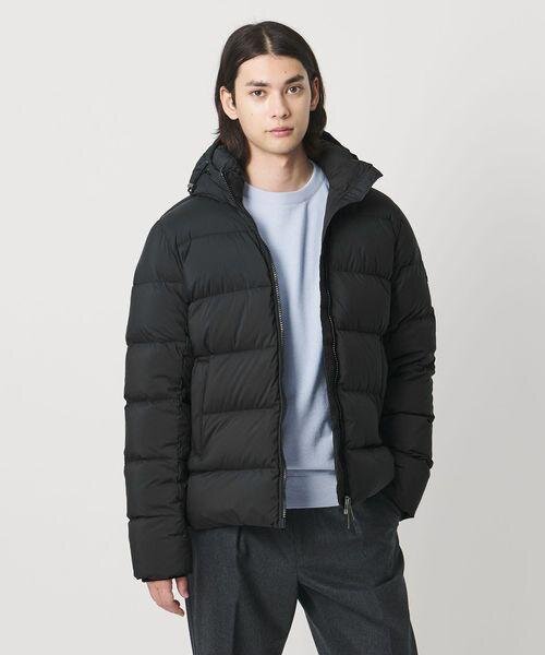 ダウンジャケットを着た男性