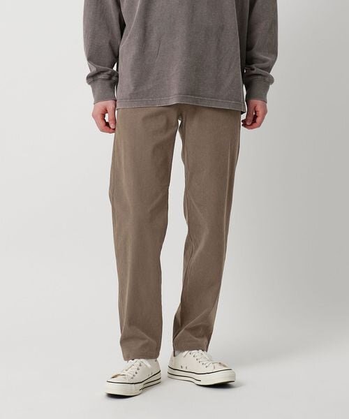 コーデュロイパンツをはいた男性