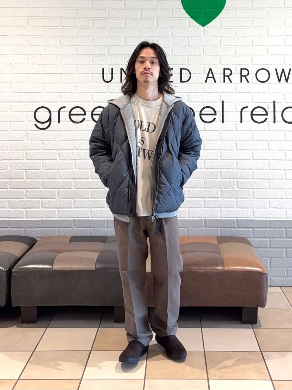 ダークグレーのアウターを着た男性