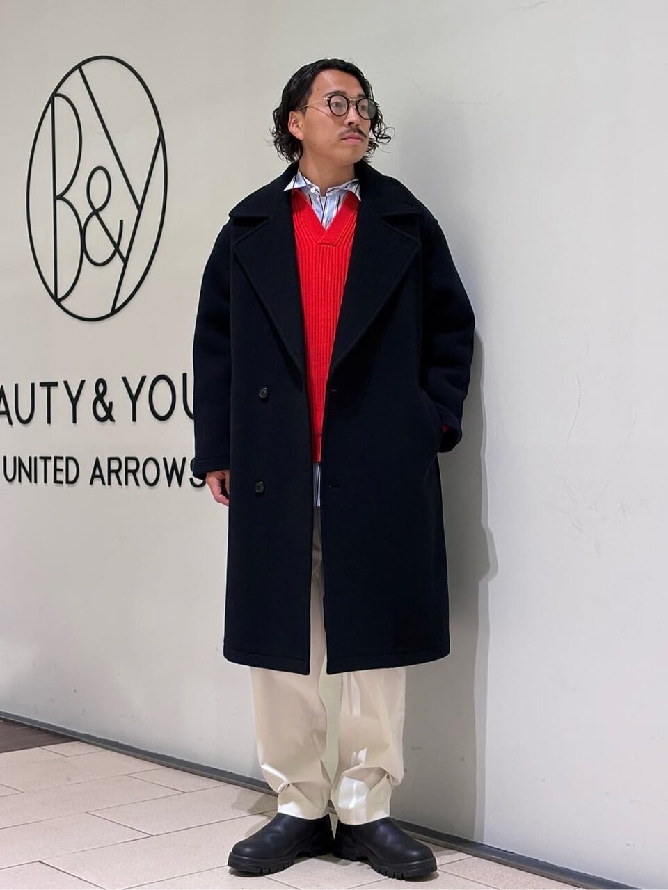 赤いニットを着た男性