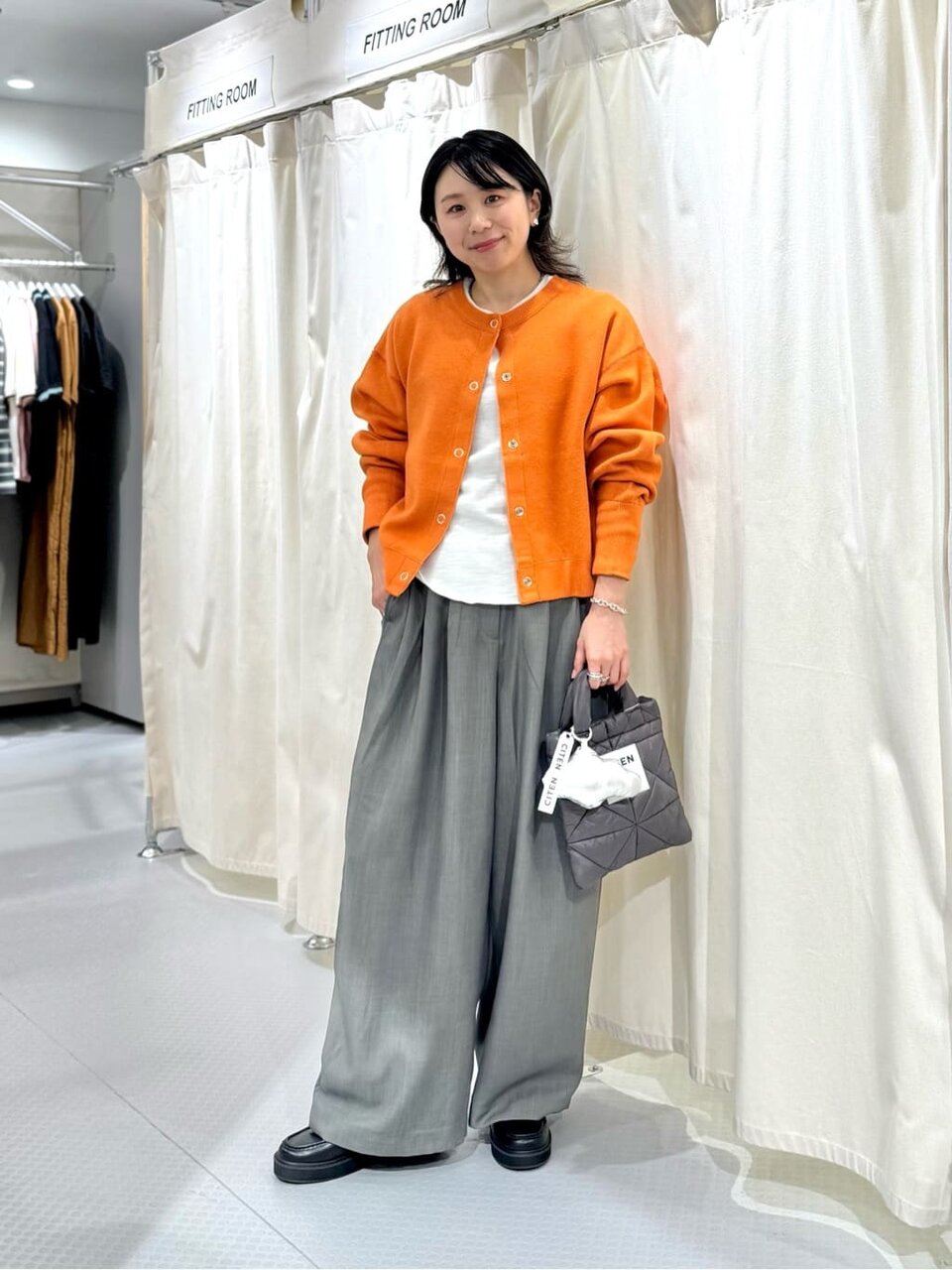 カーディガンとワイドパンツのコーデ