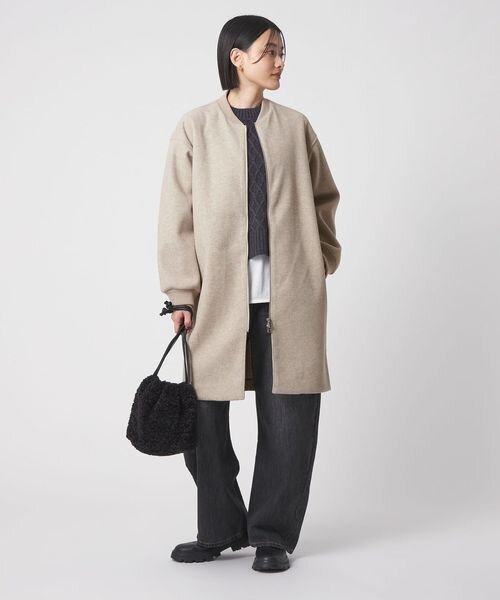 レイヤードコーデをした女性