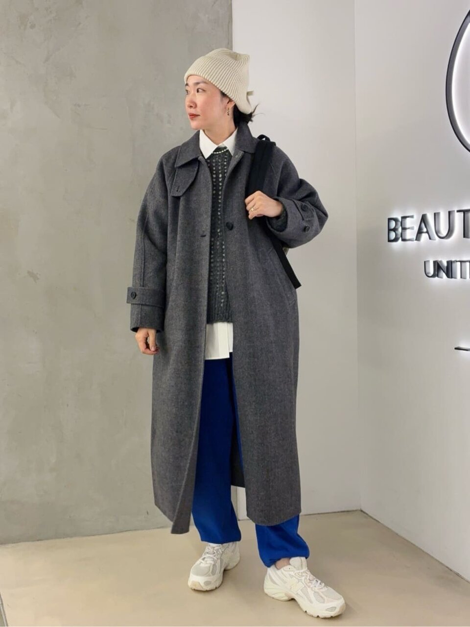 ステンカラーコートとスウェットパンツのコーデ