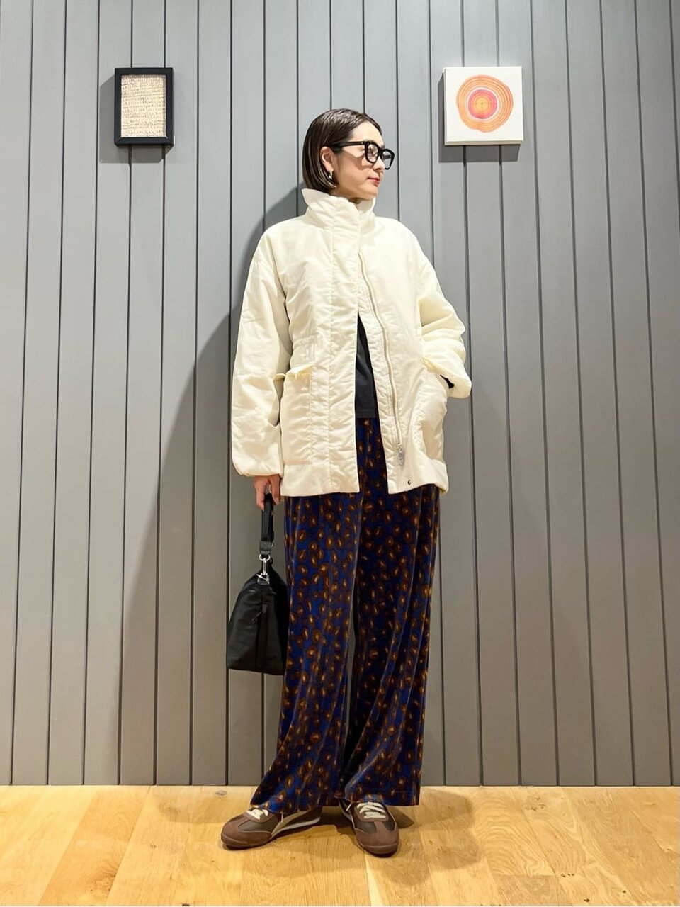 中綿ブルゾンとベロアパンツのコーデ