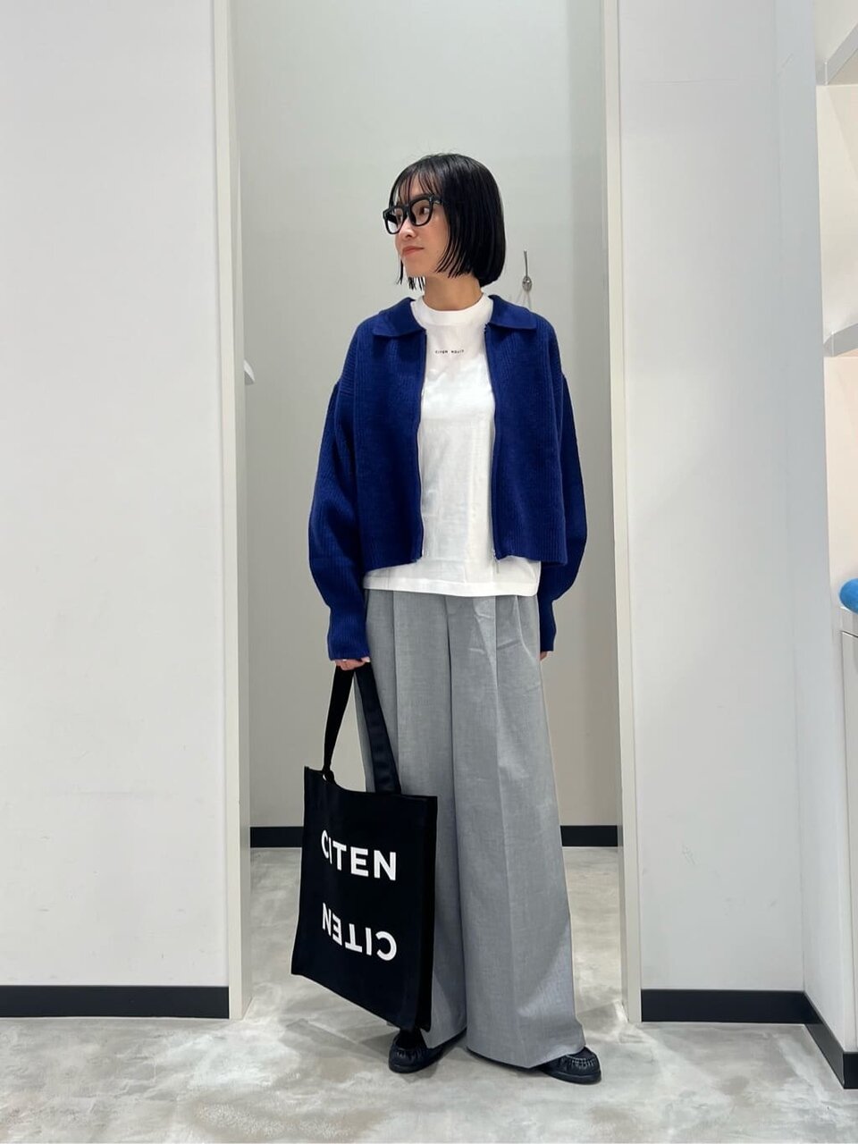 カーディガンとワイドスラックスのコーデ