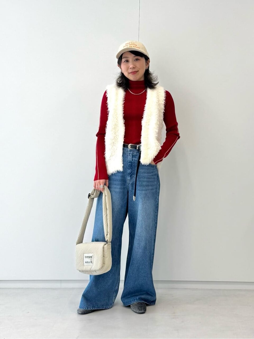 ベストとデニムパンツのコーデ