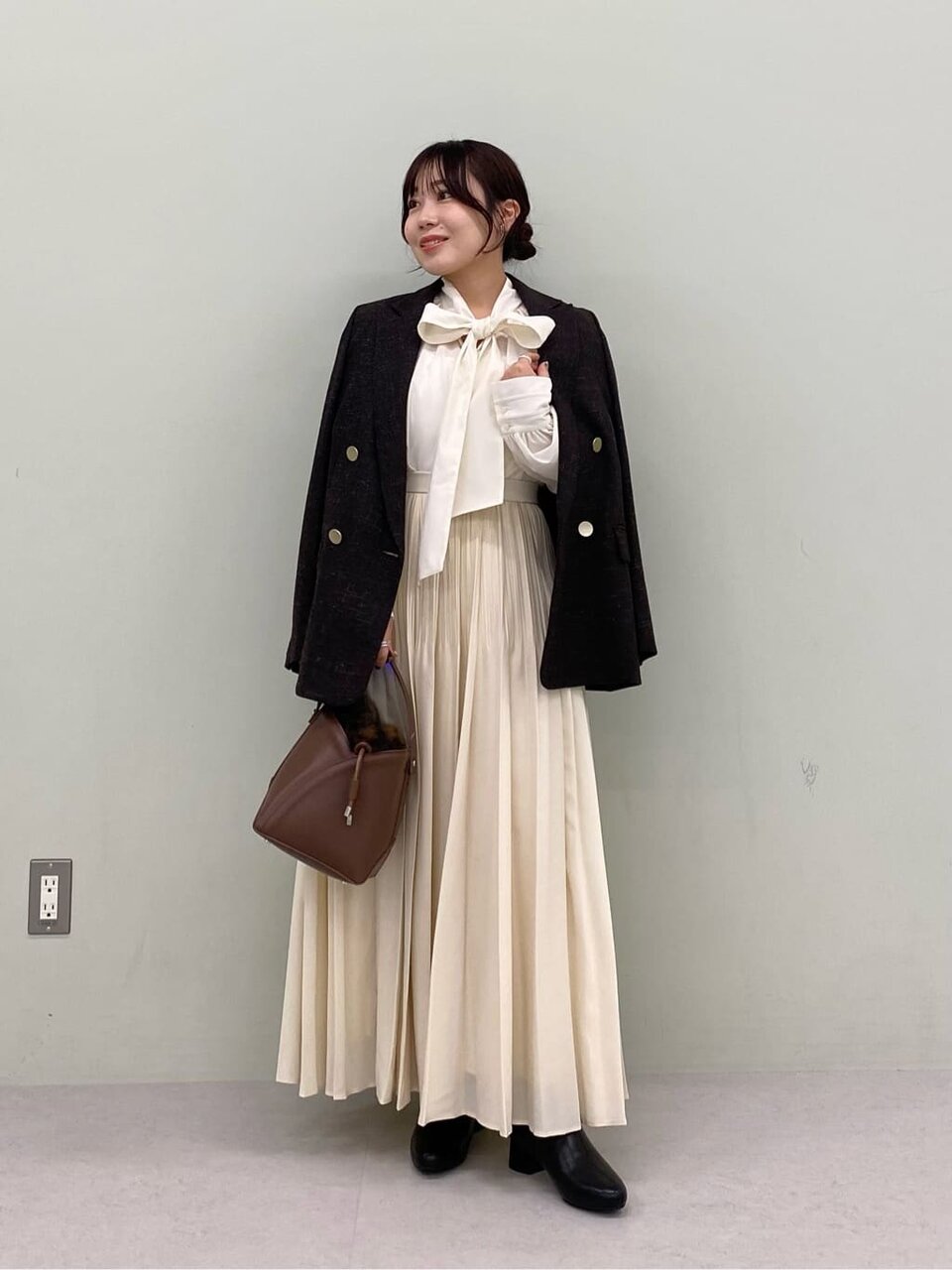 ジャケットとプリーツスカートのコーデ