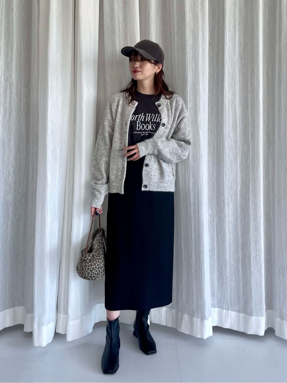 カーディガンとタイトスカートのコーデ