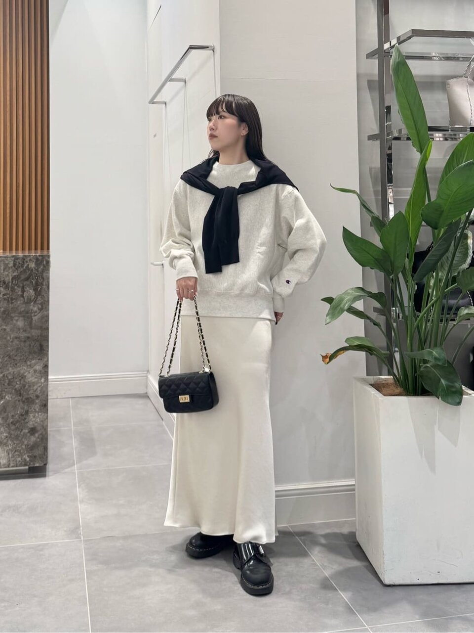 白のスウェット×白のマーメイドスカートのコーデ