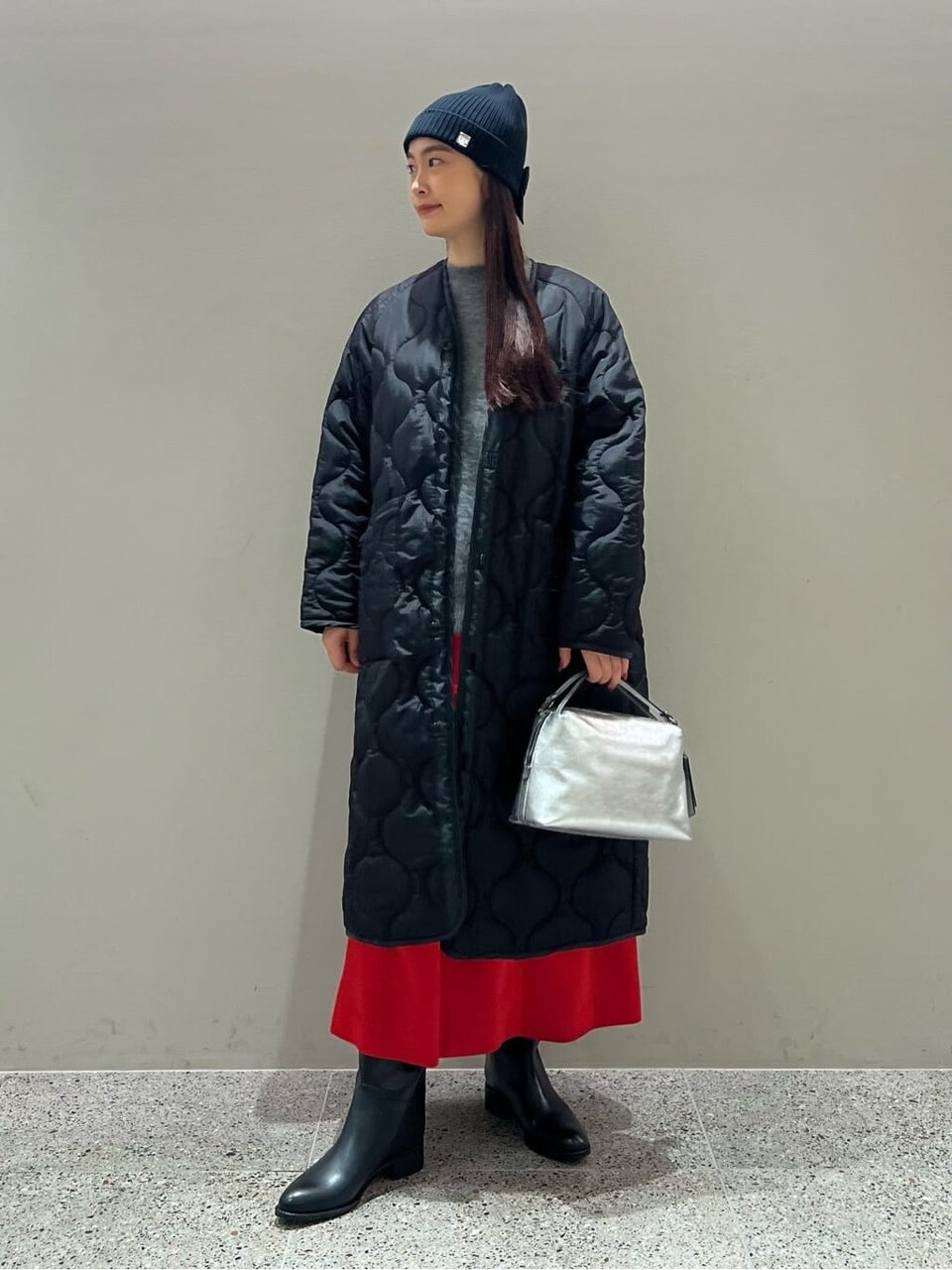 キルティングコートとスカートのコーデ