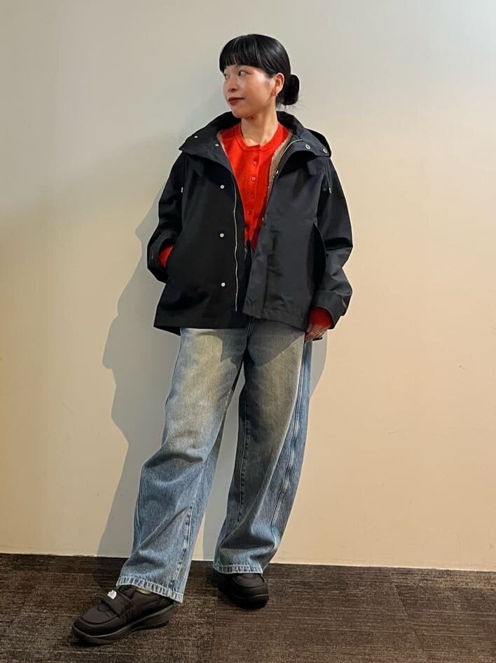 マウンテンパーカーとデニムパンツのコーデ