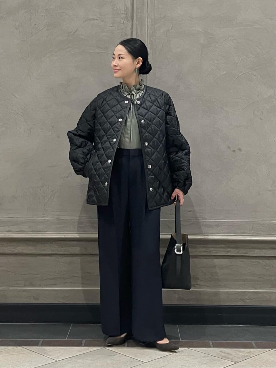 キルティングコートとワイドパンツのコーデ