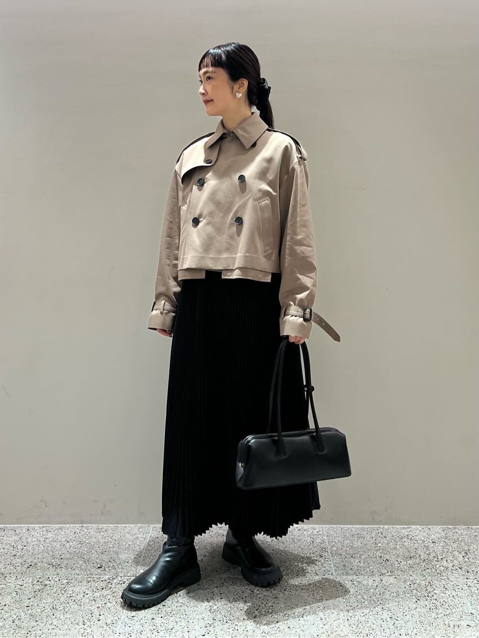 トレンチコートとプリーツスカートのコーデ