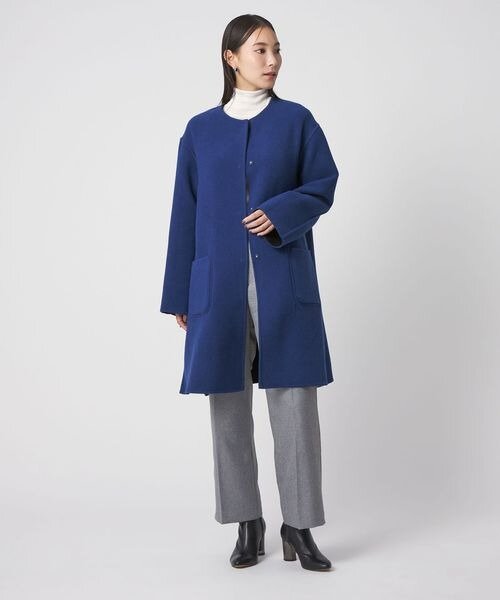 コートを着た女性