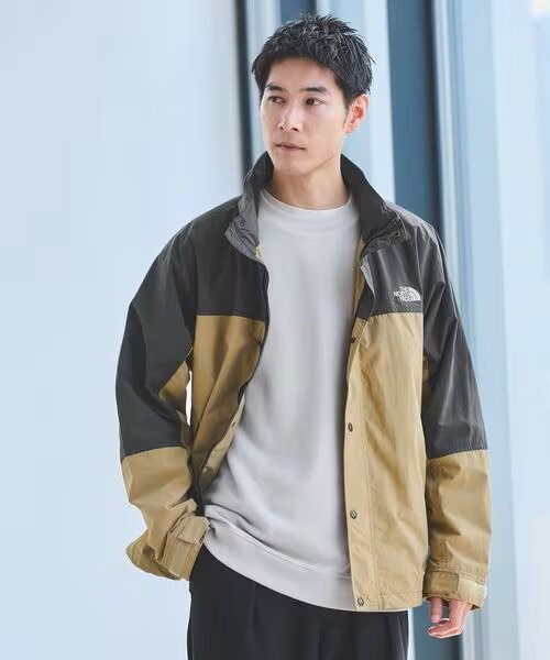 ダークグレーのウインドジャケットを着ている男性