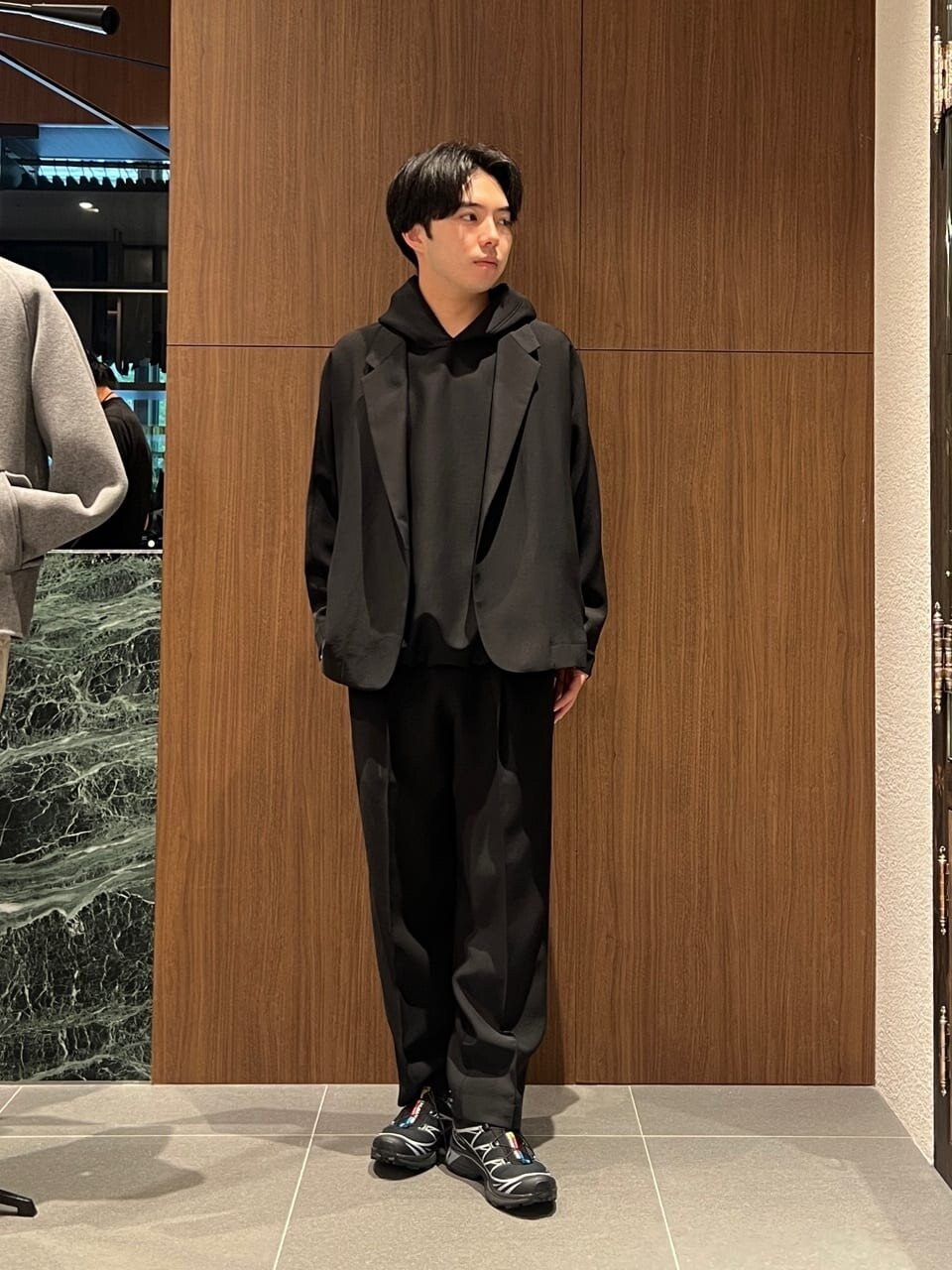 フーディ×テーラードジャケットのコーデ