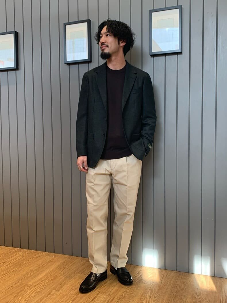 ニット×ジャケットのコーデ