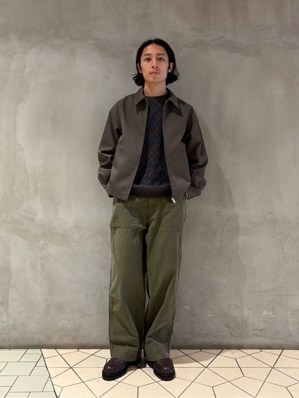 アーガイル柄のニット×ブルゾンのコーデ