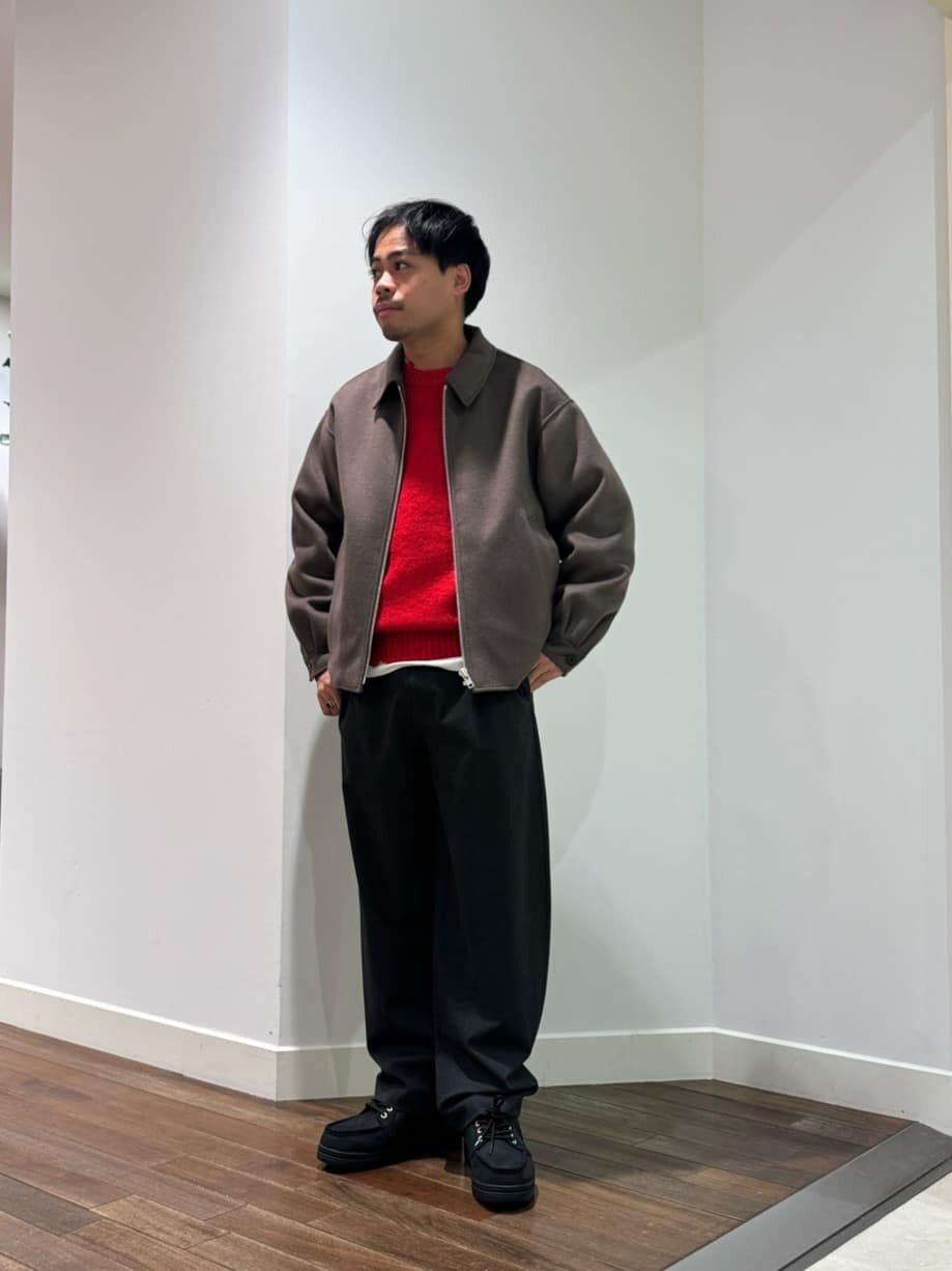 赤のニット×ショートブルゾンのコーデ