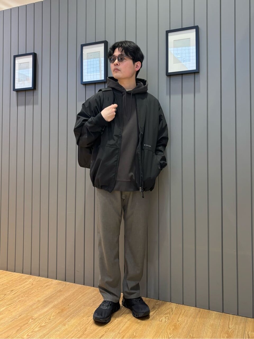 フーディ×マウンテンジャケットのコーデ
