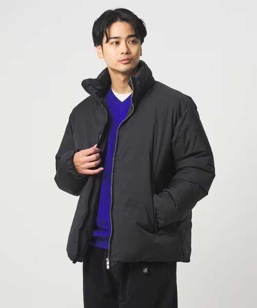 黒のダウンジャケットを着ている男性