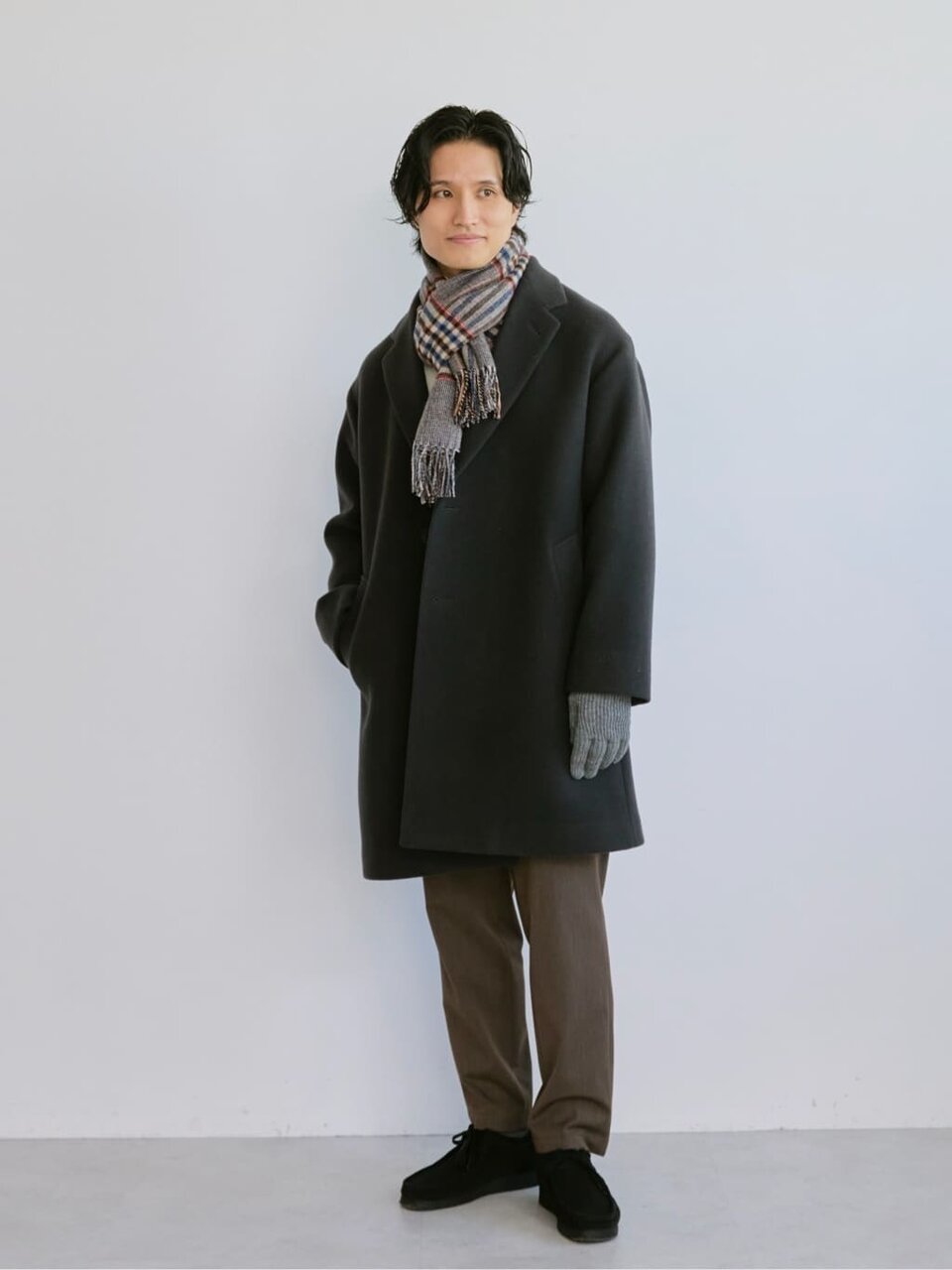 チェスターコート×マフラーのコーデ
