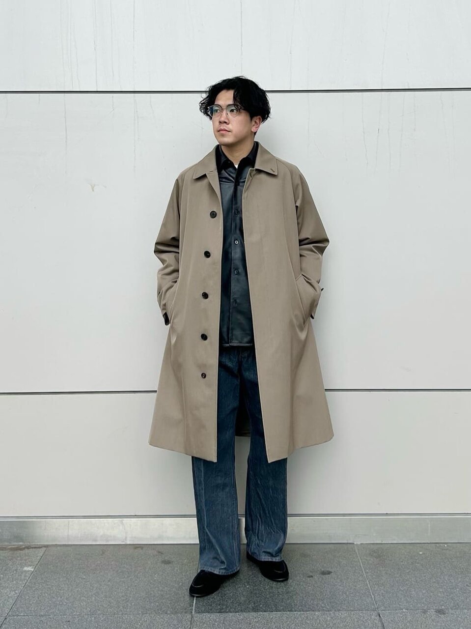 バルマカーンコート×デニムパンツのコーデ