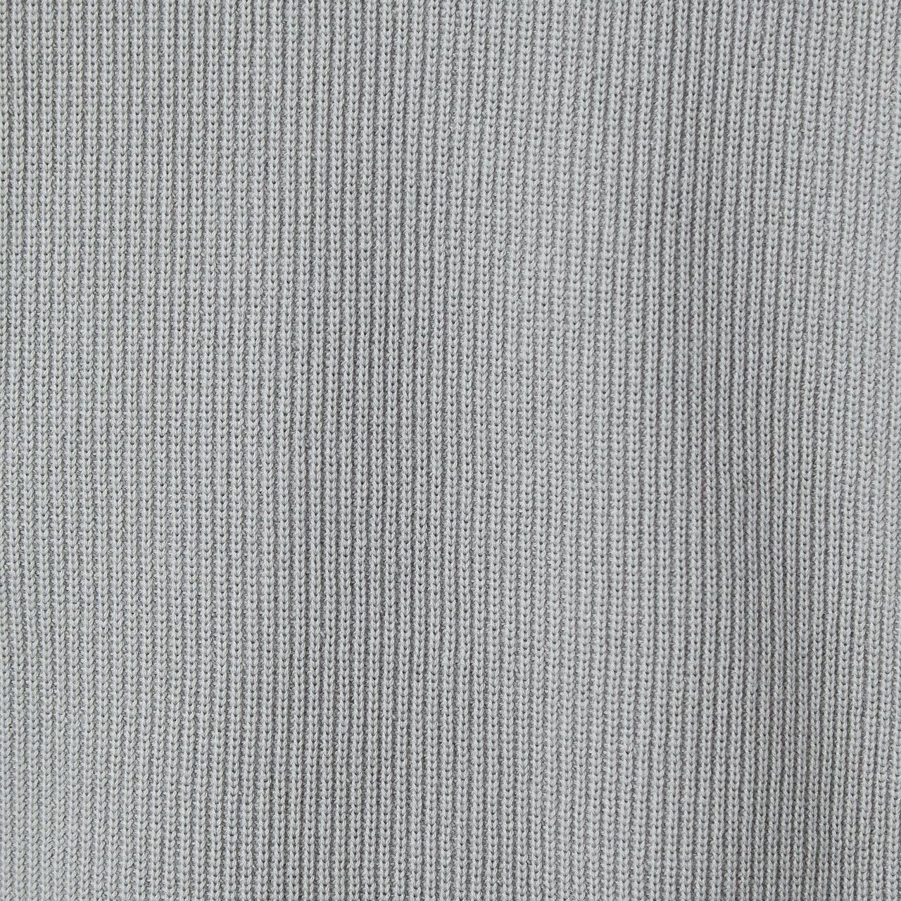 縦の編地が入った生地表面が特徴。