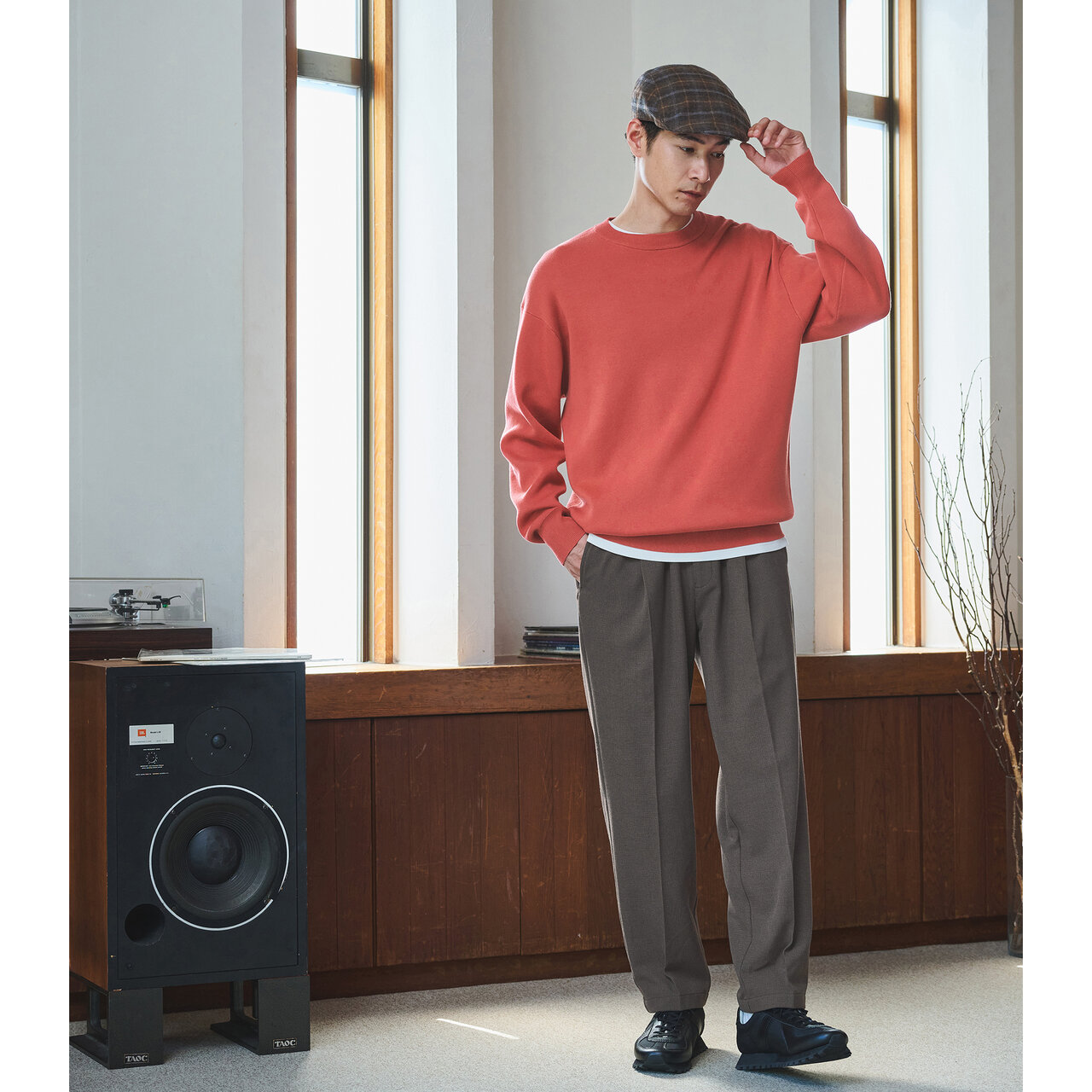 スウェット感覚で気軽に着用できるので、カジュアルなアイテムと好相性。