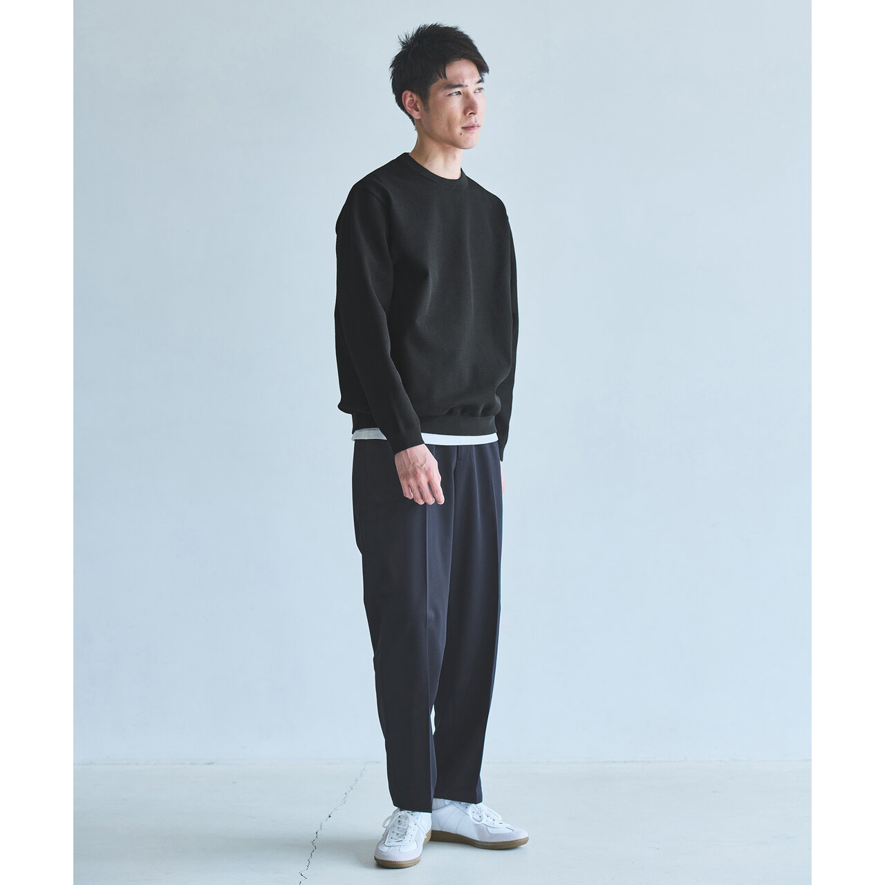 イージースラックスやチノパンなどと合わせた装いが素敵です。